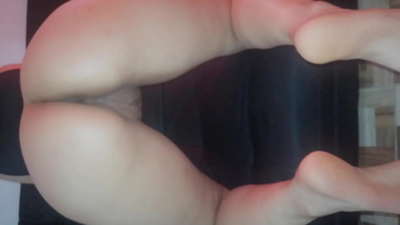 မေမေက ကျွန်မကို ခရစ္စမတ်လက်ဆောင်အဖြစ် ပေးတယ်။